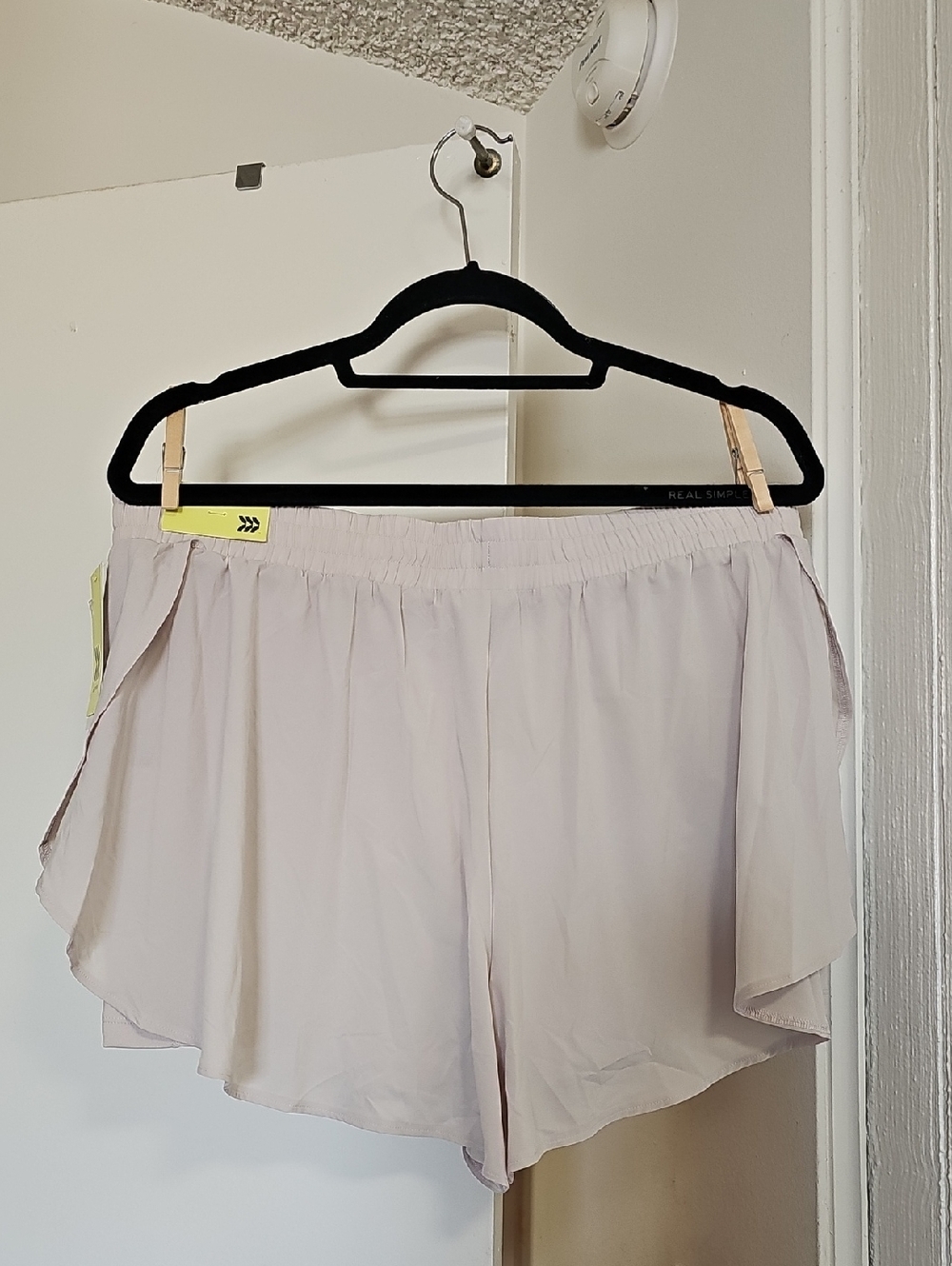 NWT All In Motion High Rise Flutter 3" Woven Shorts - Picture 4 of 9
